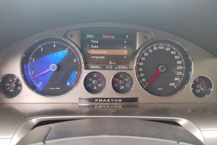 Used Volkswagen Phaeton 2011 3.6L V6 4-Seater Extended-Length Individual Edition Odometer Close Up
