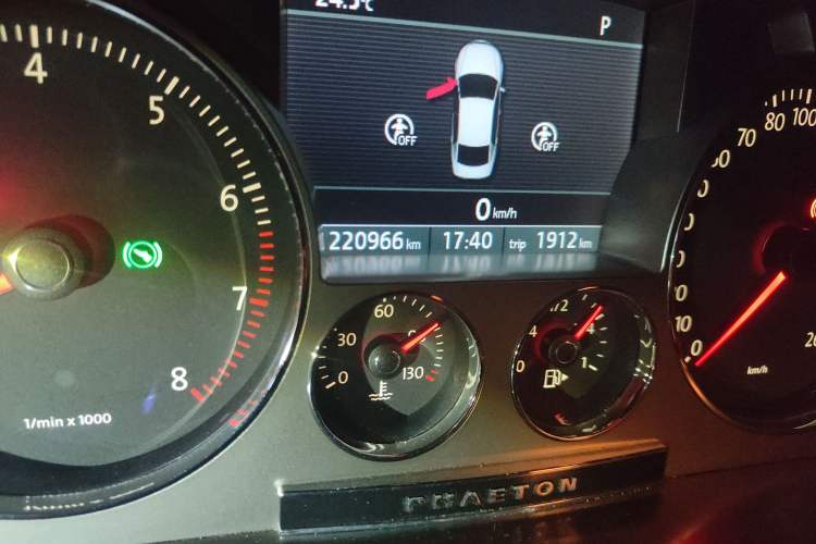 Used Volkswagen Phaeton 2011 3.6L V6 5-Seater Extended-Length Individual Edition Odometer Close Up