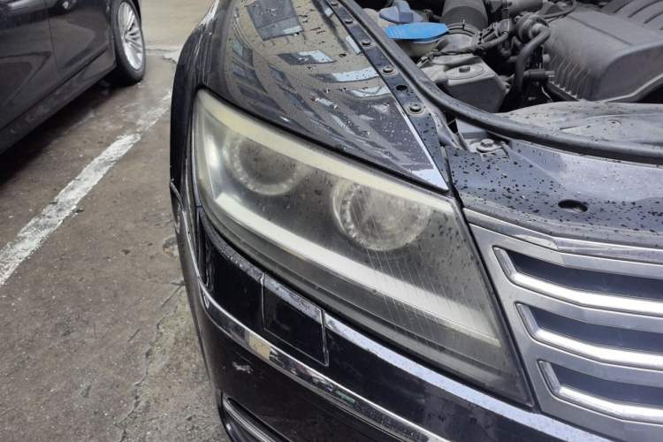 Used Volkswagen Phaeton 2011 3.6L V6 5-Seater Extended Comfort Version Right Front Headlight