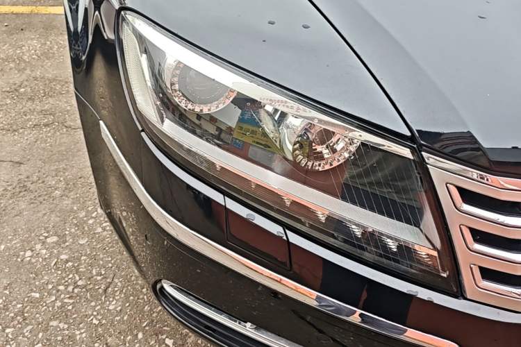 Used Volkswagen Phaeton 2011 3.6L V6 5-Seater Extended Comfort Version Right Front Headlight