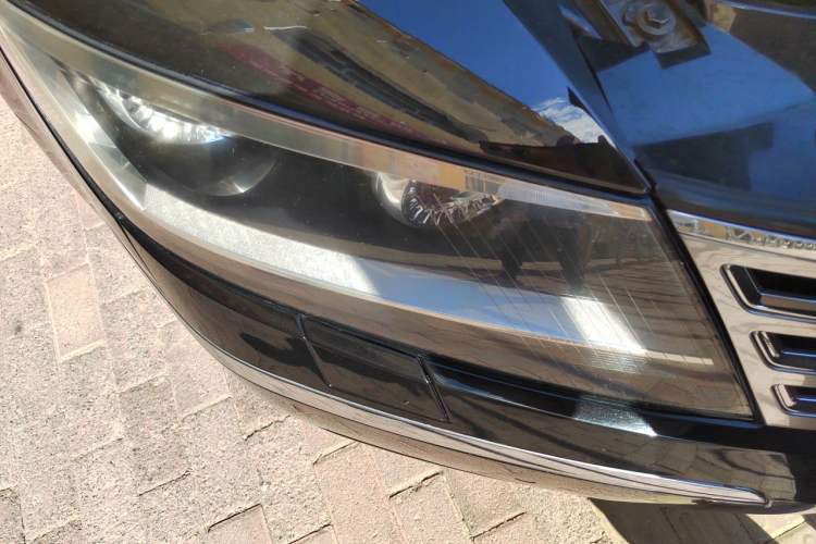Used Volkswagen Phaeton 2011 3.6L V6 5-Seater Extended Comfort Version Right Front Headlight