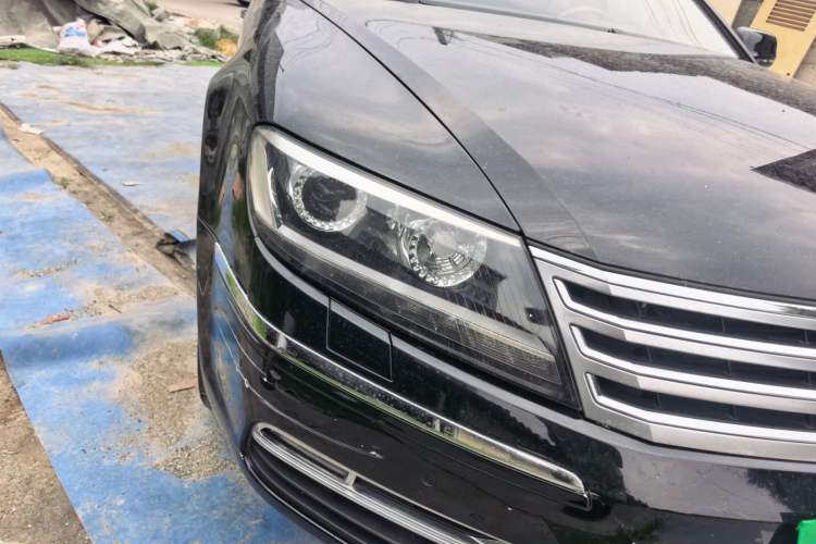 Used Volkswagen Phaeton 2011 3.6L V6 5-Seater Extended Comfort Version Right Front Headlight