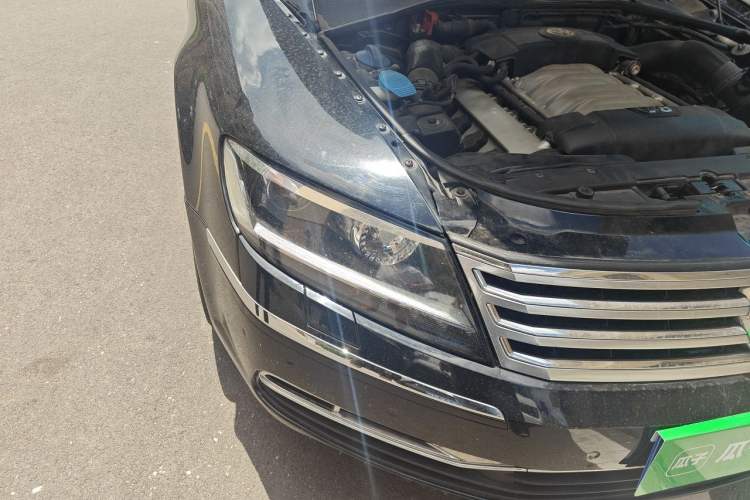 Used Volkswagen Phaeton 2011 4.2L V8 4-seat Extended-Range Individual Edition Right Front Headlight