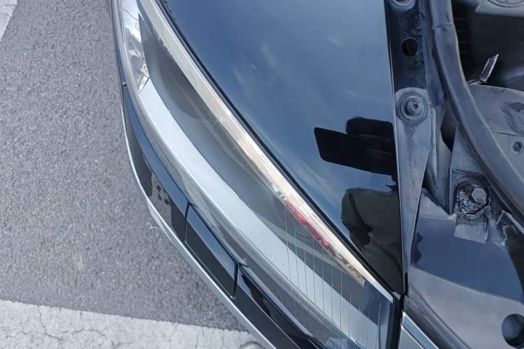 Used Volkswagen Phaeton 2011 3.6L V6 5-Seater Extended Comfort Version Right Front Headlight