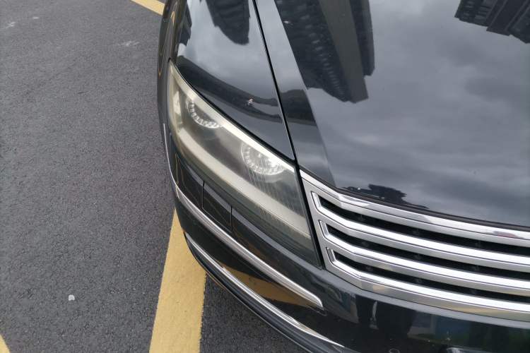 Used Volkswagen Phaeton 2011 3.6L V6 4-Seater Extended-Length Individual Edition Right Front Headlight
