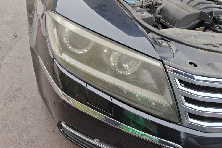 Used Volkswagen Phaeton 2011 3.6L V6 5-Seater Extended Comfort Version Right Front Headlight