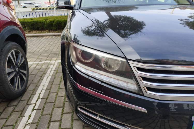 Used Volkswagen Phaeton 2011 3.6L V6 5-Seater Extended Comfort Version Right Front Headlight