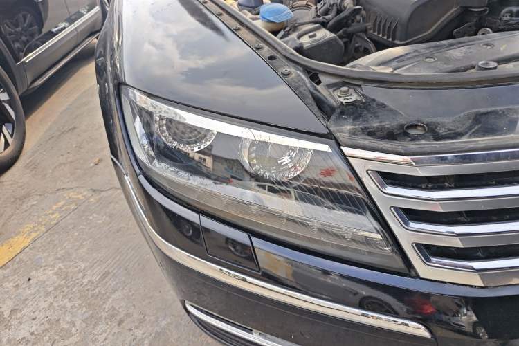 Used Volkswagen Phaeton 2011 3.6L V6 5-Seater Extended Business Edition Right Front Headlight