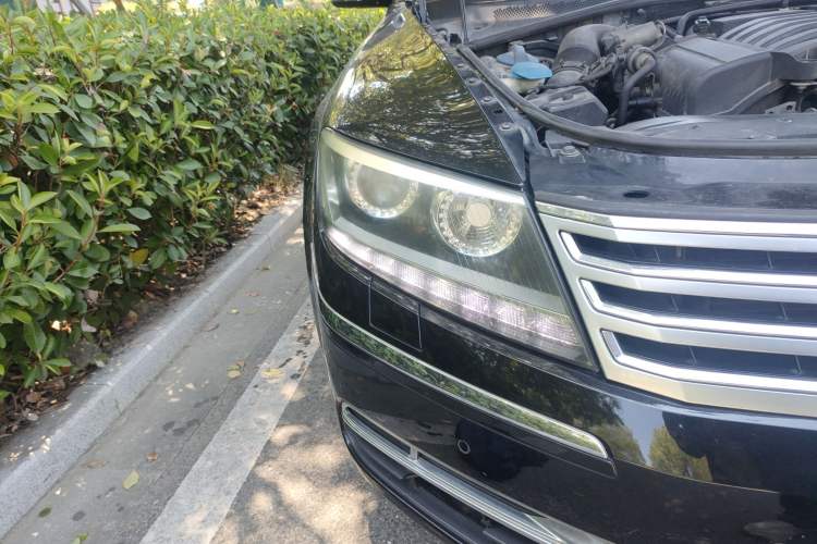 Used Volkswagen Phaeton 2011 3.6L V6 5-Seater Extended Comfort Version Right Front Headlight