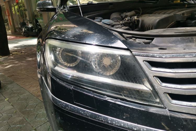 Used Volkswagen Phaeton 2011 3.6L V6 5-Seater Extended Comfort Version Right Front Headlight