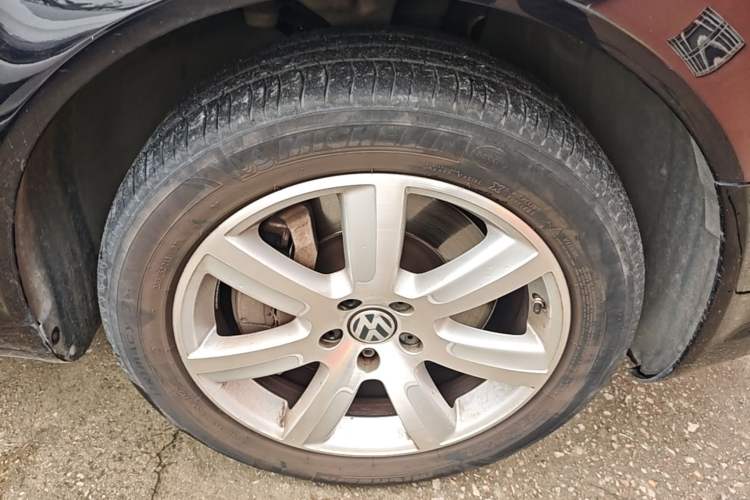 Used Volkswagen Phaeton 2011 3.6L V6 5-Seater Extended Comfort Version Right Front Wheel Hub