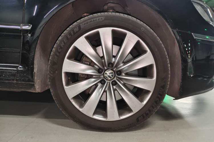 Used Volkswagen Phaeton 2011 4.2L V8 4-seat Extended-Range Individual Edition Right Front Wheel Hub
