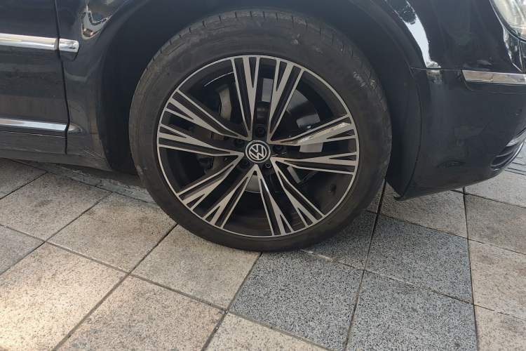 Used Volkswagen Phaeton 2011 3.6L V6 4-Seater Extended-Length Individual Edition Right Front Wheel Hub