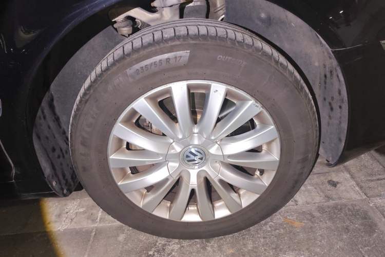 Used Volkswagen Phaeton 2011 3.6L V6 5-Seater Extended Business Edition Right Front Wheel Hub