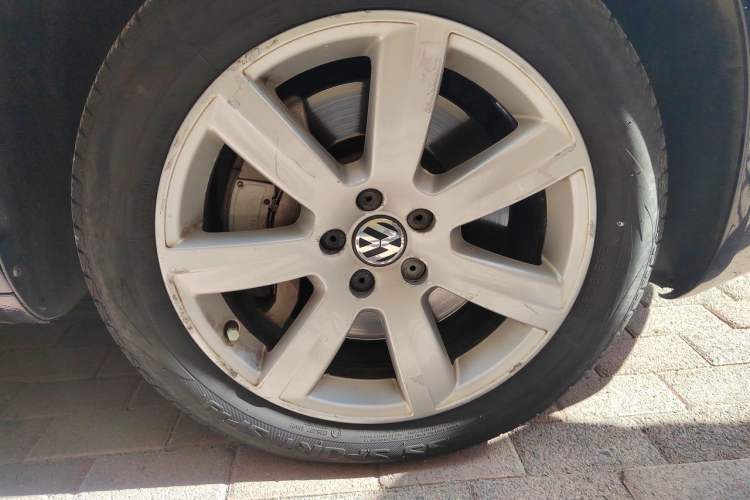 Used Volkswagen Phaeton 2011 3.6L V6 5-Seater Extended Comfort Version Right Front Wheel Hub