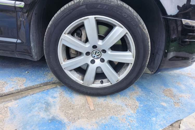 Used Volkswagen Phaeton 2011 3.6L V6 5-Seater Extended Comfort Version Right Front Wheel Hub