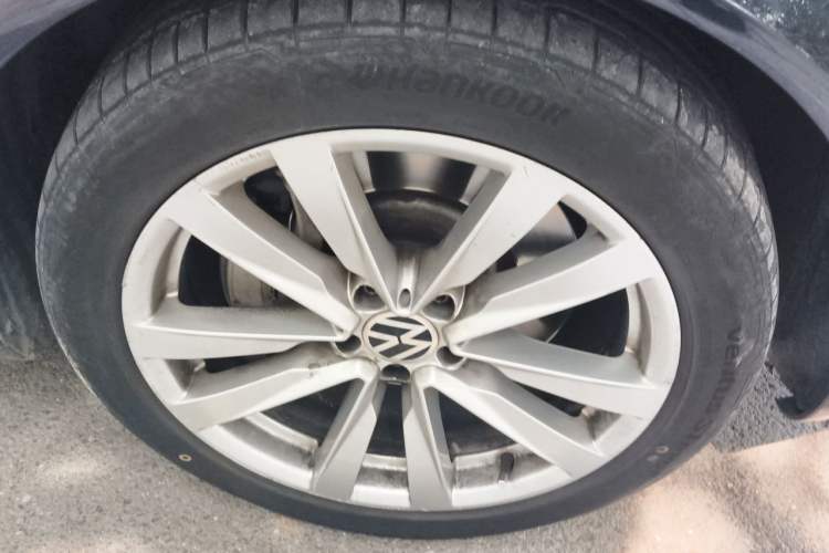 Used Volkswagen Phaeton 2011 3.6L V6 4-Seater Extended-Length Individual Edition Right Front Wheel Hub