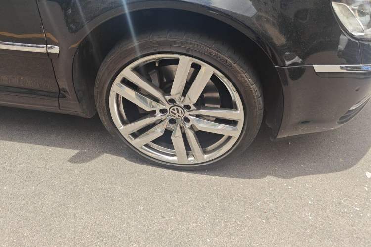 Used Volkswagen Phaeton 2011 4.2L V8 4-seat Extended-Range Individual Edition Right Front Wheel Hub