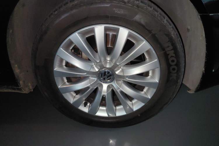 Used Volkswagen Phaeton 2011 3.6L V6 5-Seater Extended Business Edition Right Front Wheel Hub