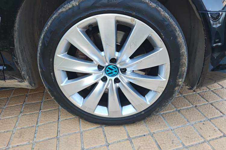 Used Volkswagen Phaeton  Right Front Wheel Hub