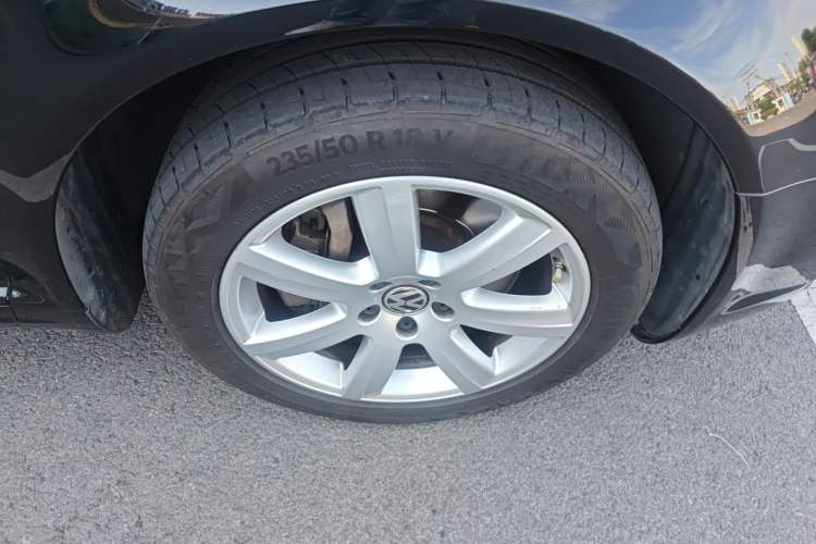 Used Volkswagen Phaeton 2011 3.6L V6 5-Seater Extended Comfort Version Right Front Wheel Hub