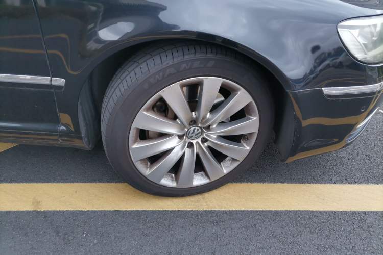 Used Volkswagen Phaeton 2011 3.6L V6 4-Seater Extended-Length Individual Edition Right Front Wheel Hub