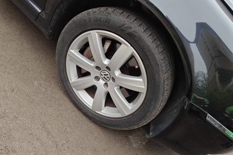 Used Volkswagen Phaeton 2011 3.6L V6 5-Seater Extended Comfort Version Right Front Wheel Hub