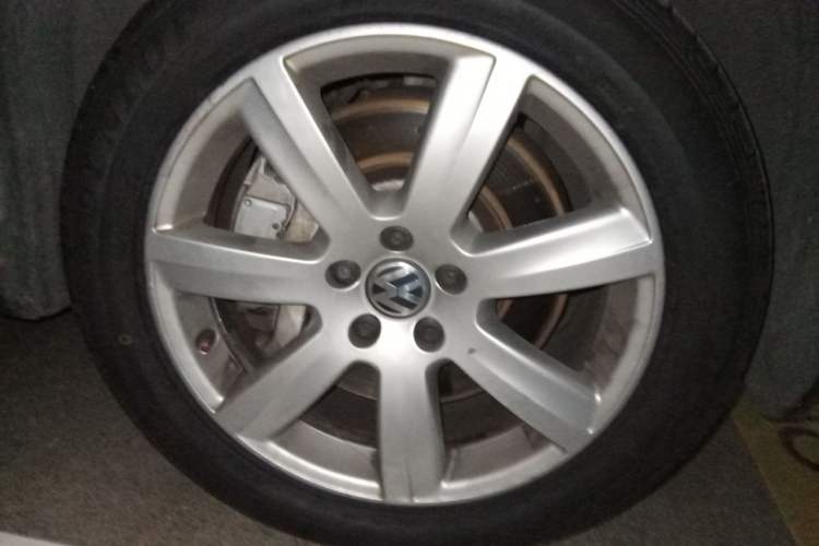 Used Volkswagen Phaeton 2011 3.6L V6 5-Seater Extended Business Edition Right Front Wheel Hub