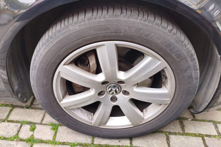 Used Volkswagen Phaeton 2011 3.6L V6 5-Seater Extended Comfort Version Right Front Wheel Hub