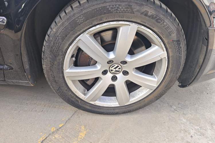 Used Volkswagen Phaeton 2011 3.6L V6 5-Seater Extended Business Edition Right Front Wheel Hub