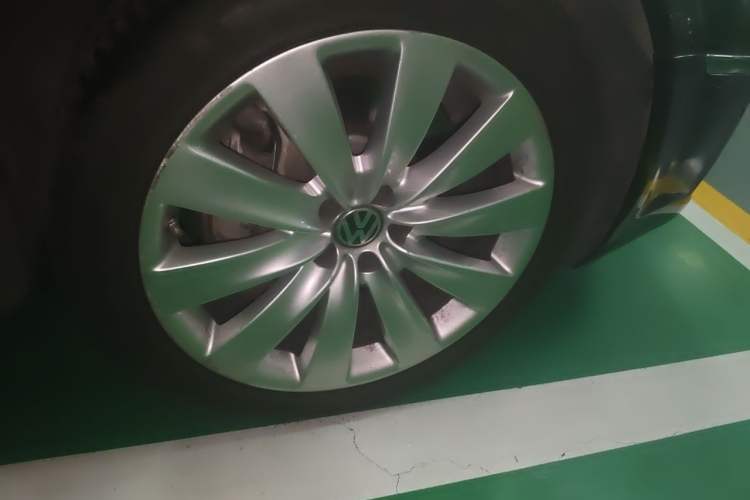 Used Volkswagen Phaeton 2011 4.2L V8 4-seat Extended-Range Individual Edition Right Front Wheel Hub