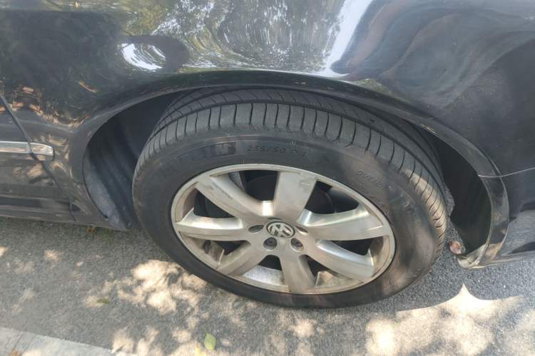 Used Volkswagen Phaeton 2011 3.6L V6 5-Seater Extended Comfort Version Right Front Wheel Hub