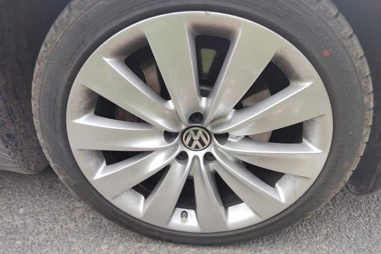 Used Volkswagen Phaeton 2011 3.6L V6 4-Seater Extended-Length Individual Edition Right Front Wheel Hub