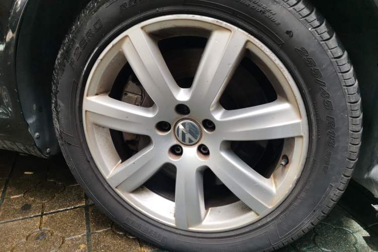 Used Volkswagen Phaeton 2011 3.6L V6 5-Seater Extended Comfort Version Right Front Wheel Hub