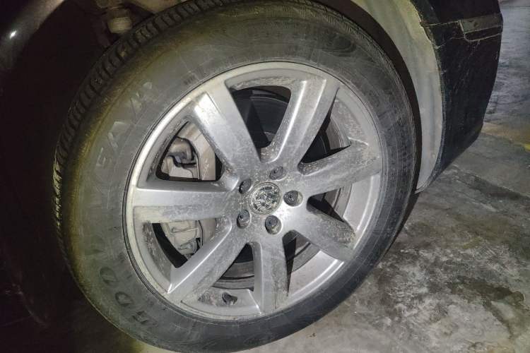 Used Volkswagen Phaeton 2011 3.6L V6 5-Seater Extended-Length Individual Edition Right Front Wheel Hub