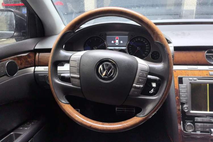 Used Volkswagen Phaeton 2011 3.6L V6 5-Seater Extended Comfort Version Steering Wheel