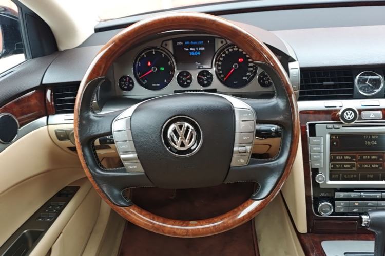 Used Volkswagen Phaeton 2011 3.6L V6 5-Seater Extended Comfort Version Steering Wheel