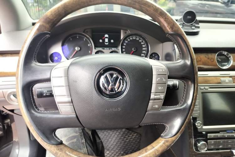 Used Volkswagen Phaeton 2011 3.6L V6 4-Seater Extended-Length Individual Edition Steering Wheel