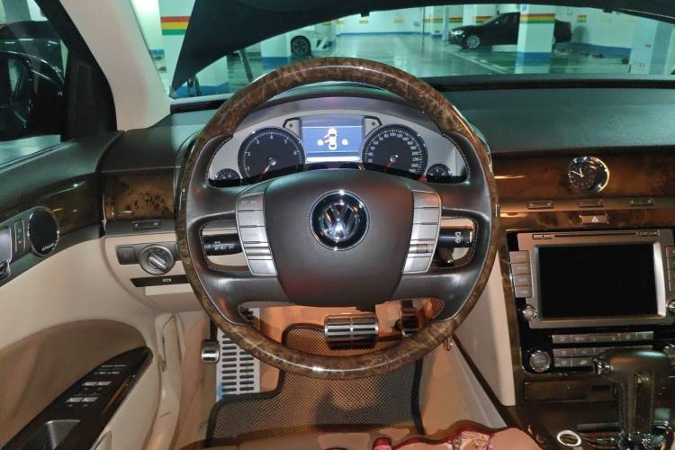 Used Volkswagen Phaeton 2011 4.2L V8 4-seat Extended-Range Individual Edition Steering Wheel