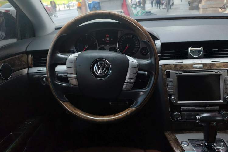 Used Volkswagen Phaeton 2011 3.6L V6 4-Seater Extended-Length Individual Edition Steering Wheel