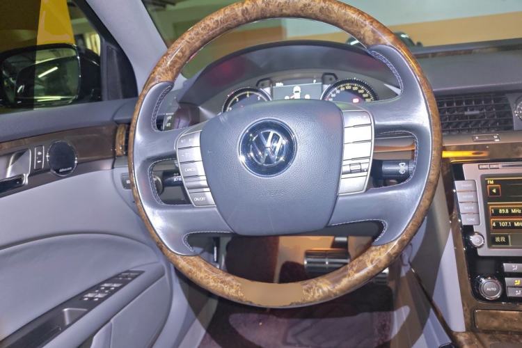 Used Volkswagen Phaeton 2011 3.6L V6 5-Seater Extended Business Edition Steering Wheel
