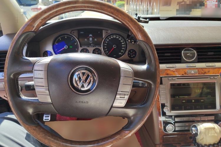 Used Volkswagen Phaeton 2011 3.6L V6 5-Seater Extended Comfort Version Steering Wheel