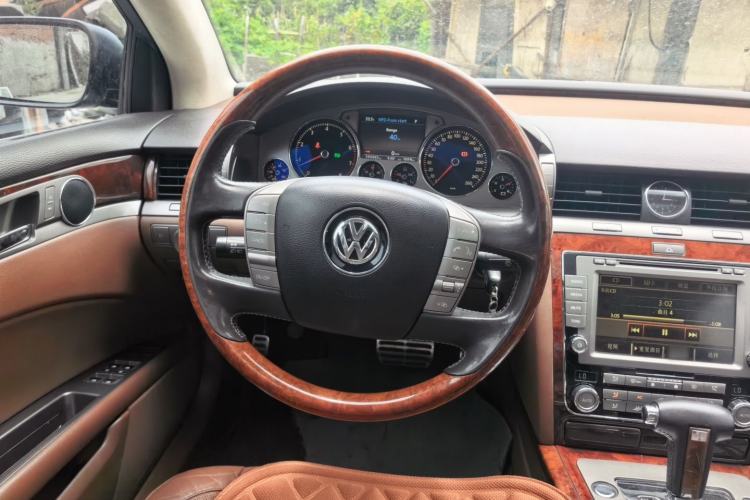 Used Volkswagen Phaeton 2011 3.6L V6 5-Seater Extended Comfort Version Steering Wheel