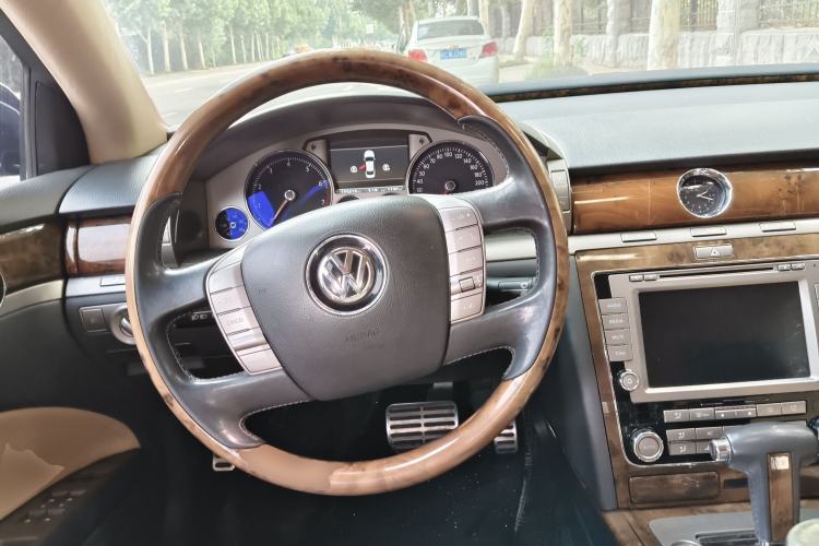 Used Volkswagen Phaeton 2011 3.6L V6 4-Seater Extended-Length Individual Edition Steering Wheel