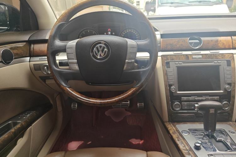 Used Volkswagen Phaeton 2011 4.2L V8 4-seat Extended-Range Individual Edition Steering Wheel