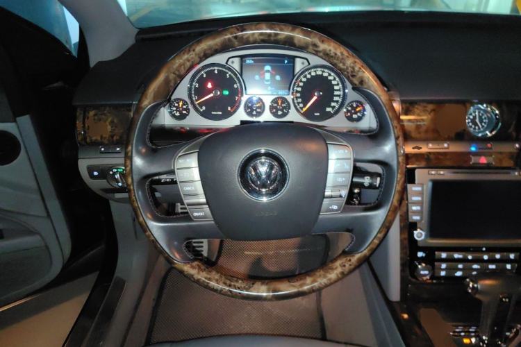 Used Volkswagen Phaeton 2011 3.6L V6 5-Seater Extended Business Edition Steering Wheel