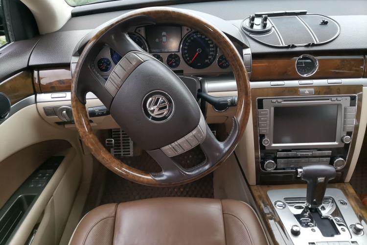 Used Volkswagen Phaeton 2011 3.6L V6 4-Seater Extended-Length Individual Edition Steering Wheel