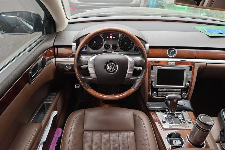 Used Volkswagen Phaeton 2011 3.6L V6 5-Seater Extended Comfort Version Steering Wheel