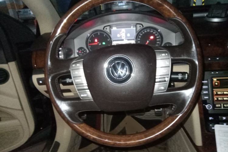 Used Volkswagen Phaeton 2011 3.6L V6 5-Seater Extended Business Edition Steering Wheel