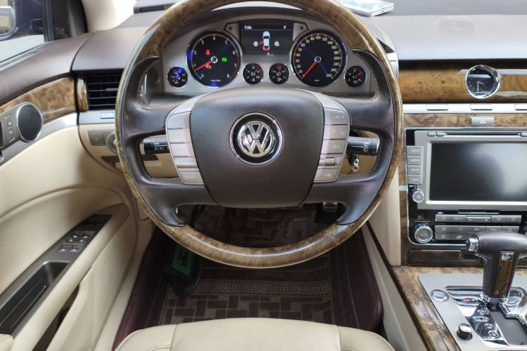Used Volkswagen Phaeton 2011 3.6L V6 5-Seater Extended Comfort Version Steering Wheel